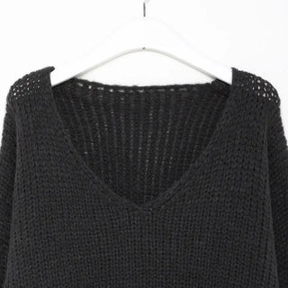 Loose-fit V-neck knit