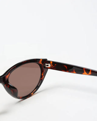 Oval frame sunglasses