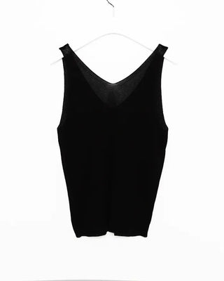 V-neck knit sleeveless top