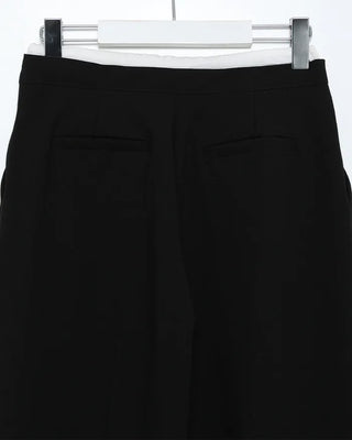 Layered design one-tuck slacks