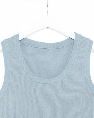 Simple round neck sleeveless knit