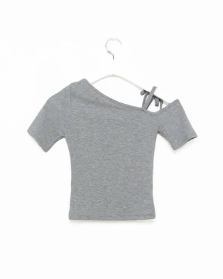 One-shoulder strap half-sleeve T-shirt