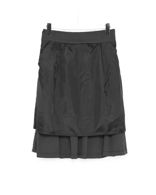 Mid-length pleated skirt with bag