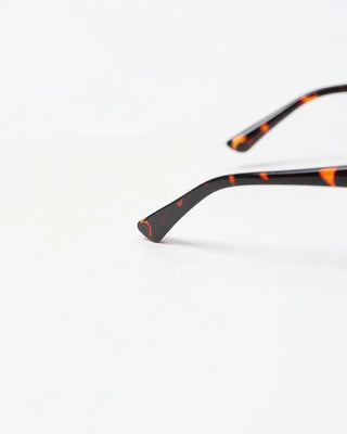 Oval frame sunglasses