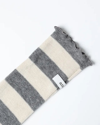 Scalloped hem border knee-high socks