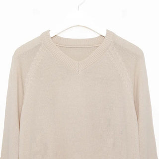 V-neck raglan shoulder wide rib sweater