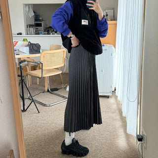 Pleated long skirt