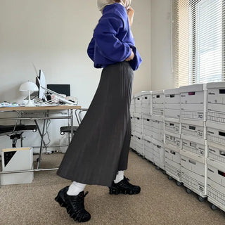 Pleated long skirt