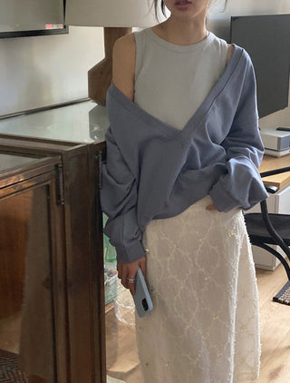 V-neck sweatshirt skirt