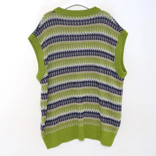 V-neck pattern knit vest