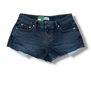 Sand cat cutting low-rise shorts