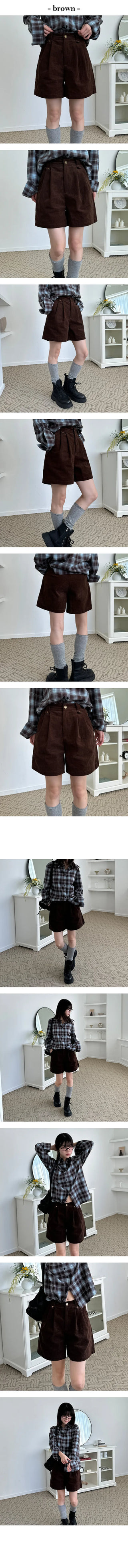 Corduroy two pin tuck golden shorts