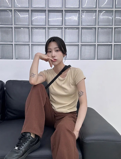 Log Lip Neck Crop Golji Short Sleeve T Shirt