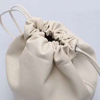 Simple retro bucket bag