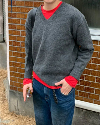 Simple V-neck long-sleeved knit