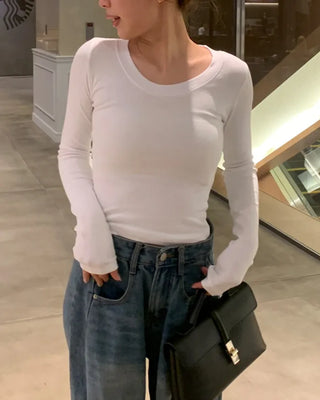 U-neckline long-sleeved T-shirt