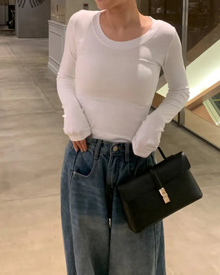 U-neckline long-sleeved T-shirt