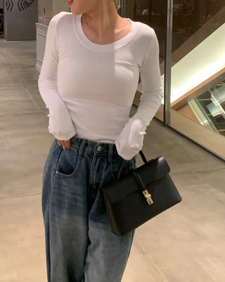 U-neckline long-sleeved T-shirt