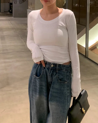 U-neckline long-sleeved T-shirt