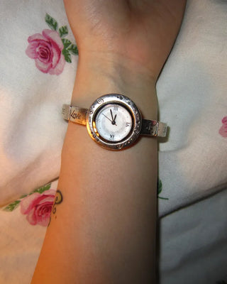 Vintage design round analog handwatch