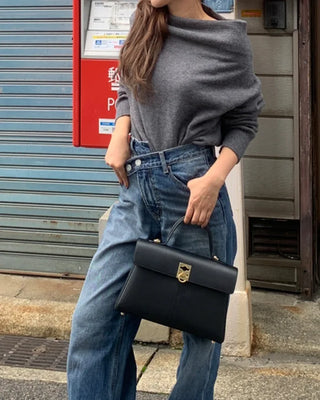 Simple off-shoulder long-sleeved knit