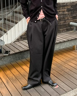 Striped keyring pleated banding slacks