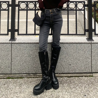 Double-button skinny pants