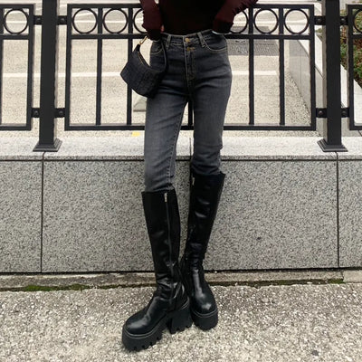 Double-button skinny pants