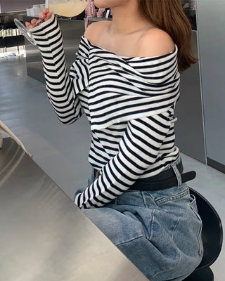 Color-point off-shoulder knit