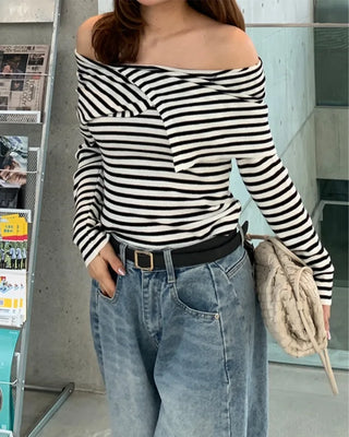 Color-point off-shoulder knit