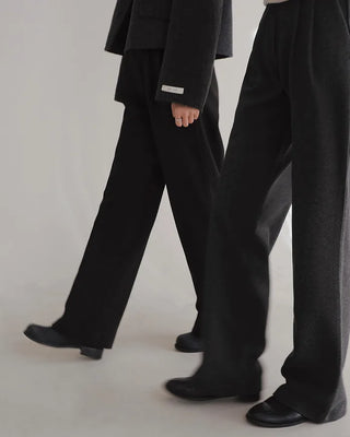 Leg-lengthening pintuck wide slacks