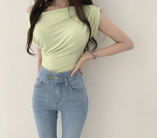 Slim-fit shoulder pleated top