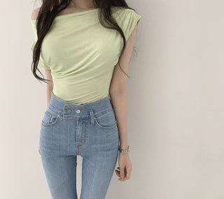 Slim-fit shoulder pleated top