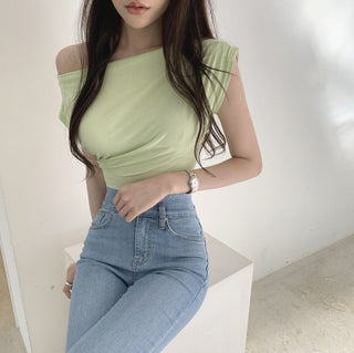 Slim-fit shoulder pleated top