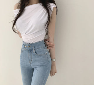 Slim-fit shoulder pleated top