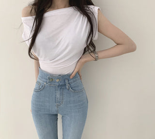 Slim-fit shoulder pleated top
