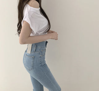 Slim-fit shoulder pleated top