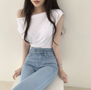Slim-fit shoulder pleated top