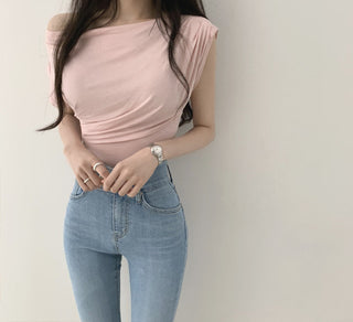 Slim-fit shoulder pleated top