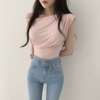 Slim-fit shoulder pleated top