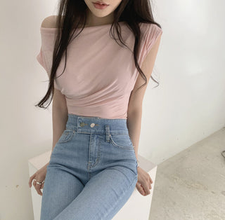 Slim-fit shoulder pleated top