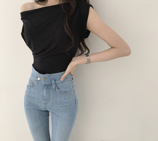 Slim-fit shoulder pleated top