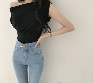 Slim-fit shoulder pleated top