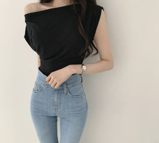 Slim-fit shoulder pleated top
