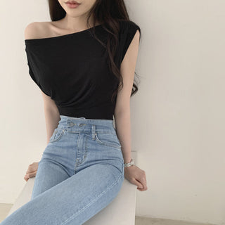 Slim-fit shoulder pleated top