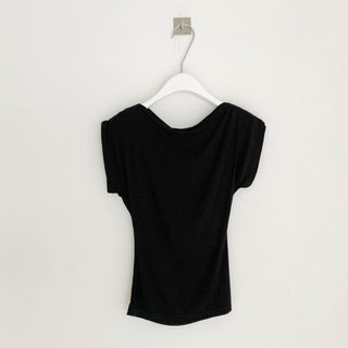 Slim-fit shoulder pleated top