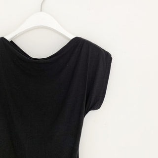 Slim-fit shoulder pleated top