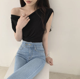 Slim-fit shoulder pleated top