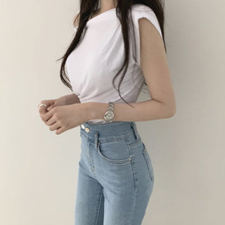 Slim-fit shoulder pleated top