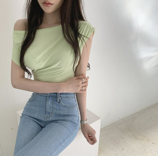 Slim-fit shoulder pleated top